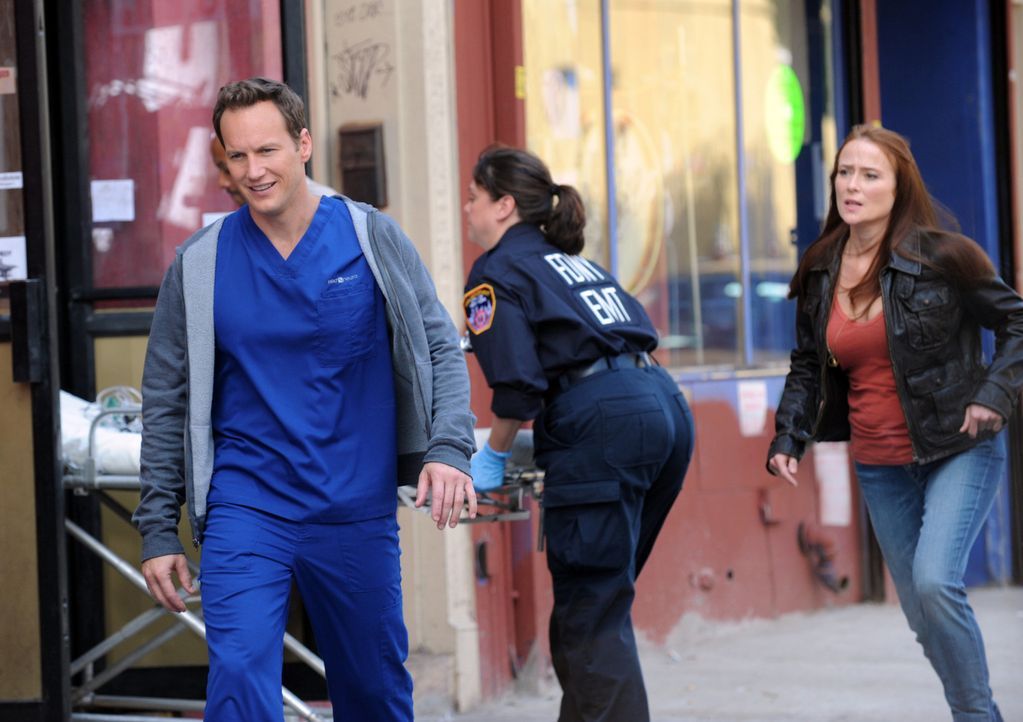 Das Leben von Chirurg Dr. Michael Holt (Patrick Wilson, l.) hat sich, seit dem Auftauchen seiner verstorbenen Ex-Frau Anna Paul (Jennifer Ehle, r.),... - Bildquelle: 2011 CBS BROADCASTING INC. ALL RIGHTS RESERVED