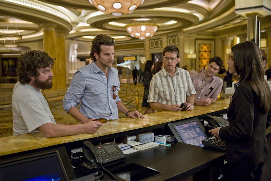 Doug (Justin Bartha, 2.v.r.) bricht mit seinen Freunden zu einem Junggesellenabschied nach Las Vegas auf. Neben dem Zahnarzt Stu (Ed Helms, M.), der... - Bildquelle: Warner Brothers