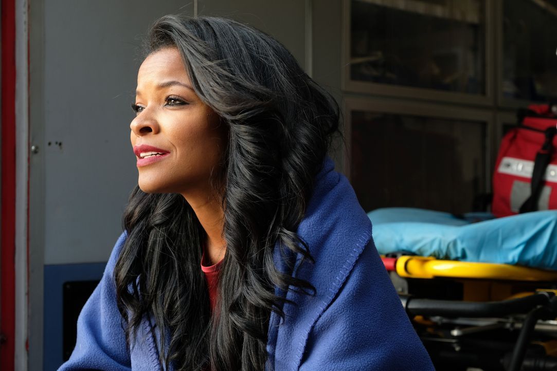 Nachdem vor ihren Augen eine Autobombe explodiert, steht Trish (Keesha Sharp) noch völlig unter Schock ... - Bildquelle: Warner Brothers