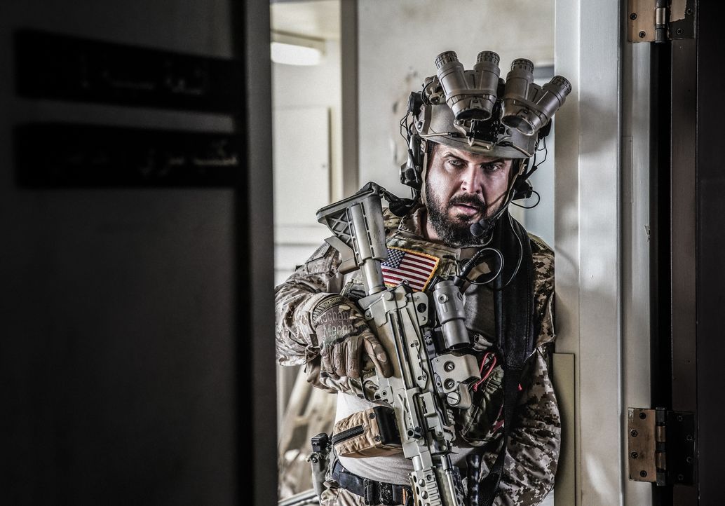 Können Sonny (A.J. Buckley) und das SEAL Team die Geiseln sicher aus der Anlage schleusen, als sich ihnen eine feindliche Militäreinheit nähert? - Bildquelle: Erik Voake Erik Voake/CBS   2017 CBS Broadcasting, Inc. All Rights Reserved. / Erik Voake