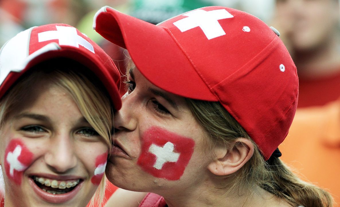 Schweizer Fußball-Fans - Bildquelle: dpa