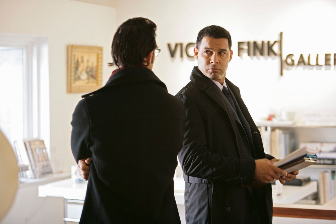 Javier Esposito (Jon Huertas, r.) fühlt dem Assistenten der Galerie Darius Langley (John Paul Pitoc, l.) auf den Zahn ... - Bildquelle: ABC Studios