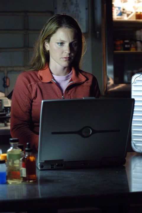 Verzweifelt sucht Natalie (Kelli Williams) nach einer Antwort, um Powell das Leben zu retten ... - Bildquelle: CBS Television
