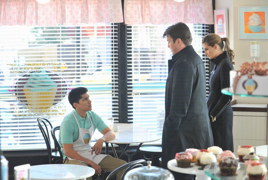 Castle (Nathan Fillion, M.) und Beckett (Stana Katic, r.) befragen den Bäckerlehrling Todd (Jeremy Ray Valdez, l.) zum grausamen Tod seines Chefs, d... - Bildquelle: ABC Studios
