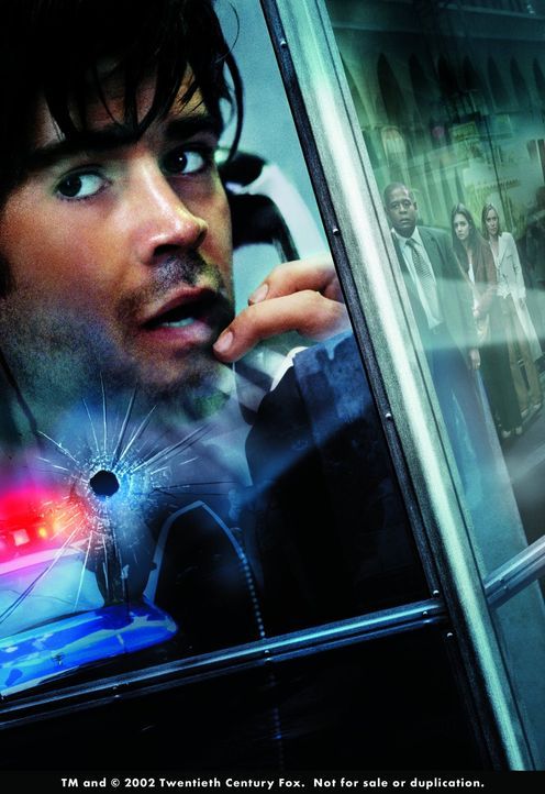 Als Stu Sheperd (Colin Farrell) den Hörer in einer Telefonzelle abhebt, teilt ihm der Anrufer mit, dass er getötet wird, sobald er auflegt - ein psy... - Bildquelle: 2003 Twentieth Century Fox Film Corporation. All rights reserved.