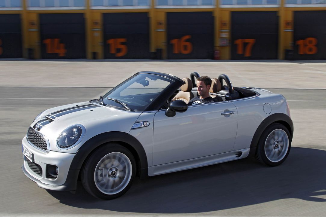 Unter der Sonne Portugals darf "Abenteuer Auto"-Moderator Jan Stecker persönlich herausfinden, wie viel Roadster wirklich im Mini steckt ... - Bildquelle: kabel eins