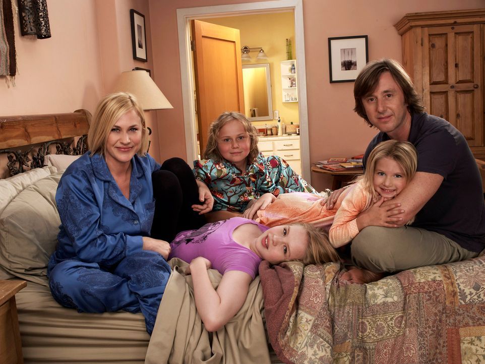 (7. Staffel) - Ihre Familie bedeutet Allison (Patricia Arquette, l.) alles: Joe (Jake Weber, r.), Ariel (Sofia Vassilieva, vorne 2.v.l.), Bridgette... - Bildquelle: Paramount Network Television