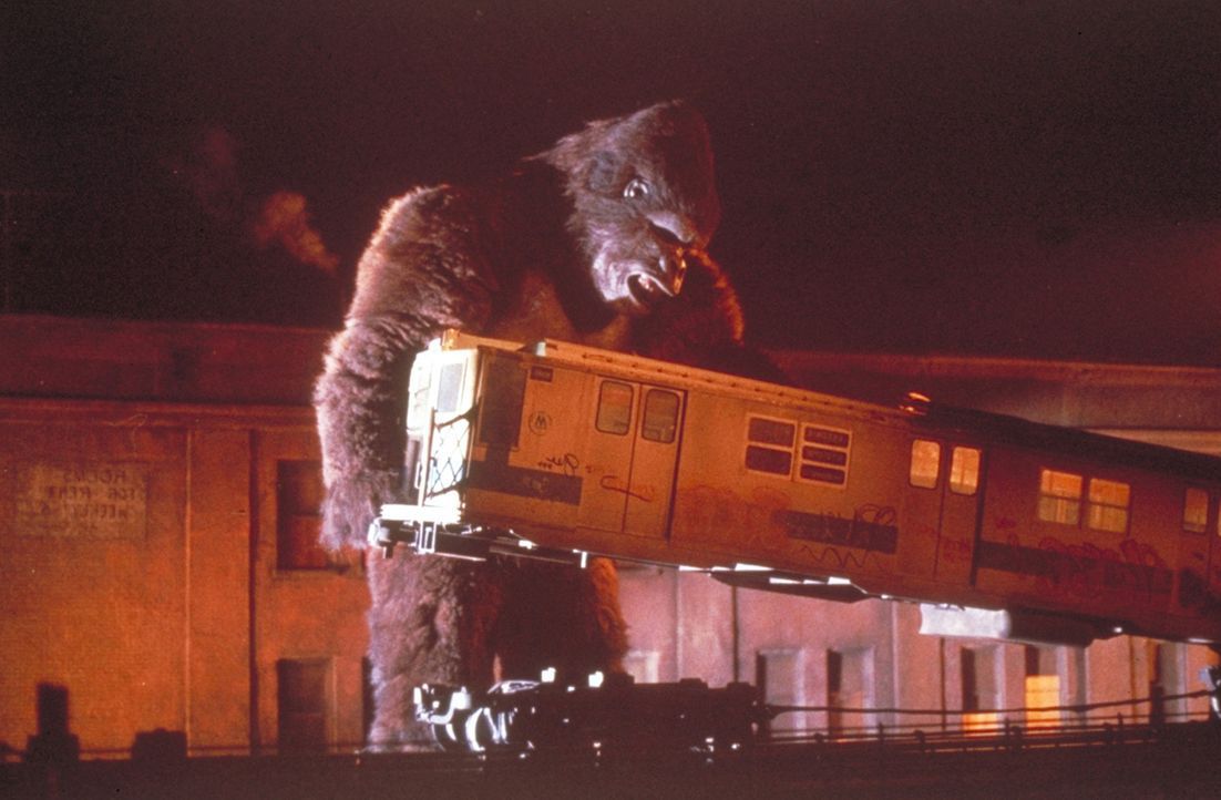 Schon bald kommt es zu einer Katastrophe: King Kong bricht aus Liebe zur schönen Dwan aus, bringt die Frau in seine Gewalt und läuft in den Straß... - Bildquelle: Paramount Pictures