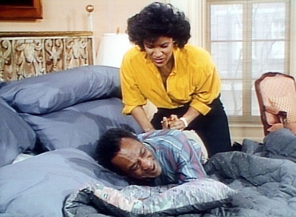 Clair (Phylicia Rashad, oben) übt handfesten Druck auf Cliff (Bill Cosby) aus, um zu erfahren, ob er nach ihrem Tod wieder heiraten würde. - Bildquelle: Viacom