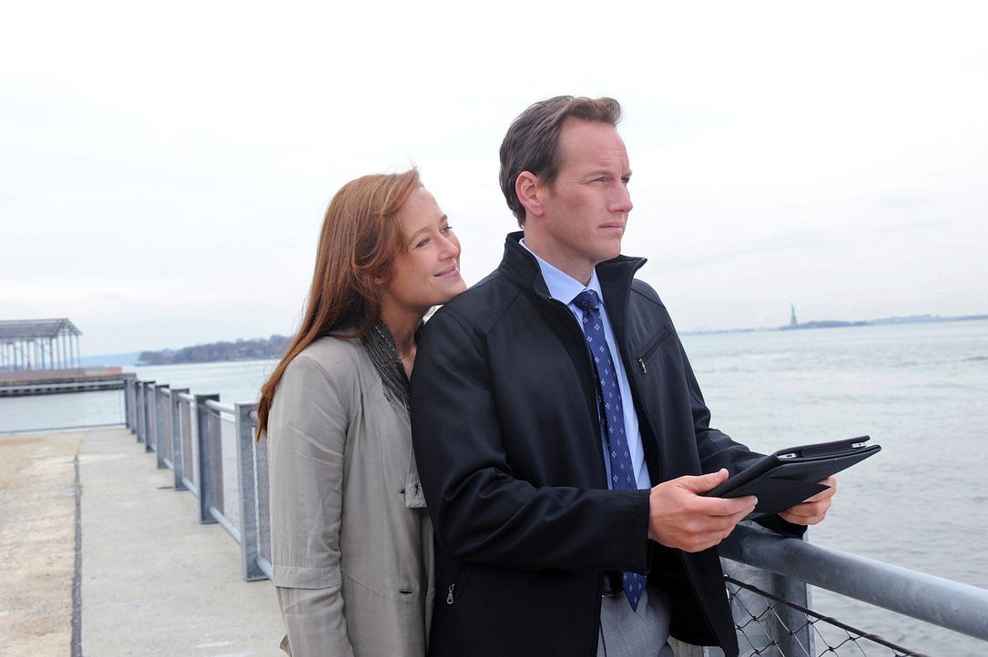 Dr. Michael Holt (Patrick Wilson, r.) weiß nicht, wie er mit der Situation umgehen soll, als seine verstorbene Ex-Frau Anna Paul (Jennifer Ehle, l.... - Bildquelle: 2011 CBS BROADCASTING INC. ALL RIGHTS RESERVED