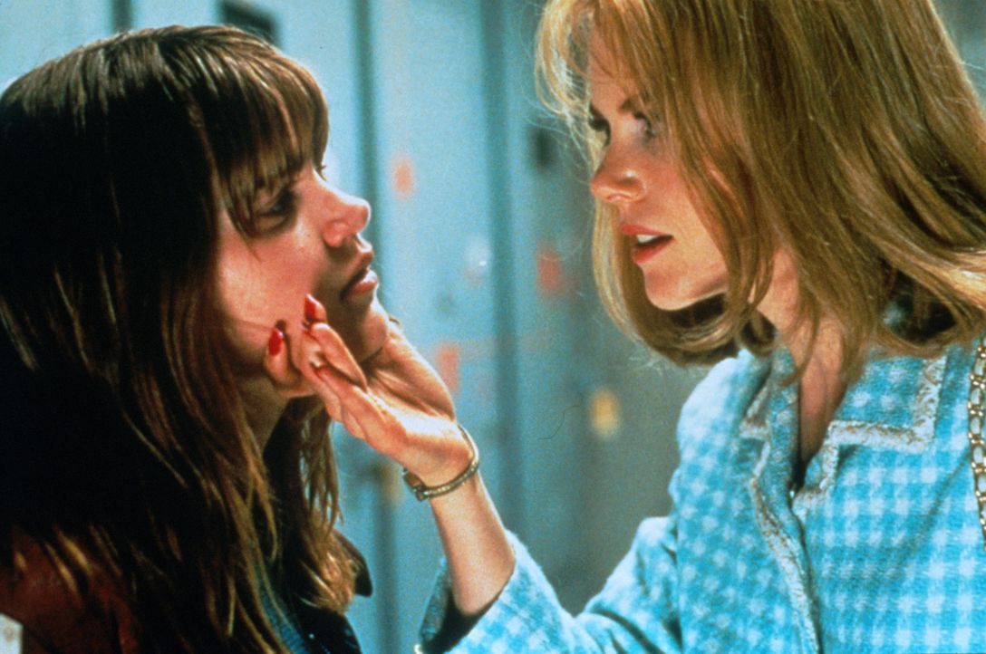 Kämpft mit harten Mitteln: Suzanne Stone (Nicole Kidman, r.) nimmt Lydia (Alison Folland, l.) in die Mangel ... - Bildquelle: Columbia Pictures