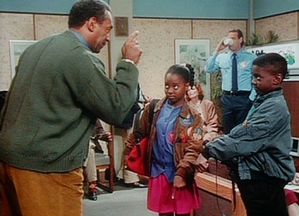 Cliff (Bill Cosby, l.) ordnet an, dass Rudy (Keshia Knight Pulliam, M.) und Kenny (Deon Richmond, r.) auf jeden Fall im Wartezimmer des Krankenhause... - Bildquelle: Viacom