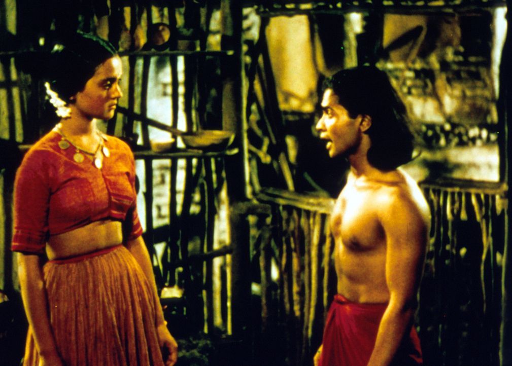 Mowgli (Sabu, r.) verliebt sich in die hübsche Maiala (Patricia O'Rourke, l.), doch ihr Vater hält den Jungen für einen Dämon ... - Bildquelle: United Artists