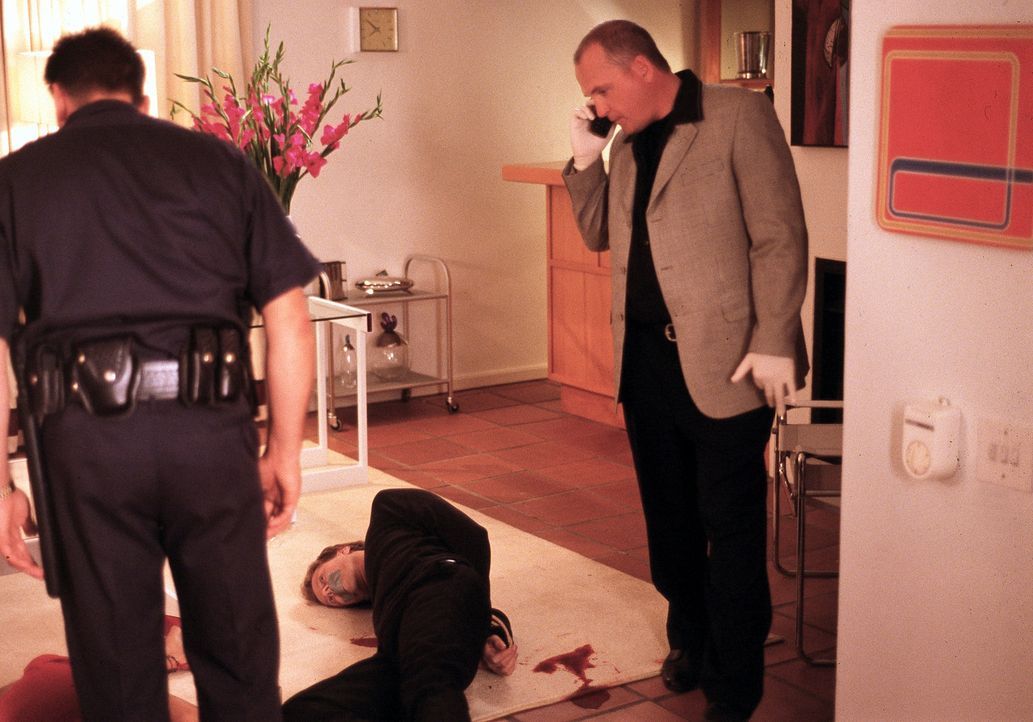 Detective Frank Hagen (Eddie Driscoll, r.) ist sich ziemlich sicher, dass Lila in die Ermordung ihres Ex-Mannes Paul (Nick Boraine, liegend) verwick... - Bildquelle: ApolloMedia