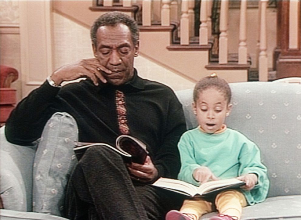 Olivia (Raven Symone, r.) versucht Cliff (Bill Cosby, l.) weiszumachen, dass sie schon lesen kann. - Bildquelle: Viacom