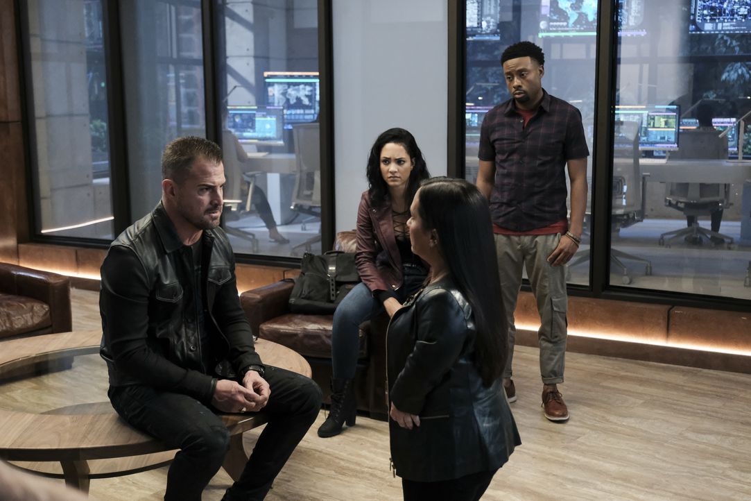 MacGyver soll ein Terrorist sein? Jack (George Eads, l.), Riley (Tristin Mays, 2.v.l.), Matty (Meredith Eaton, 2.v.r.) und Bozer (Justin Hires, r.)... - Bildquelle: Guy D'Alema CBS © 2017 CBS Broadcasting, Inc. All Rights Reserved. / Guy D'Alema