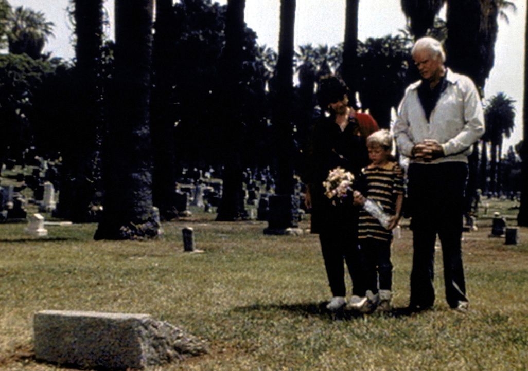 Lorraine (Jane Daly, l.) und ihr Schwiegervater Joe (Tony Mockus, r.) nehmen Stevie (Garette Patrick Ratliff, M.) zum Grab seines Vaters mit. - Bildquelle: Worldvision Enterprises, Inc.