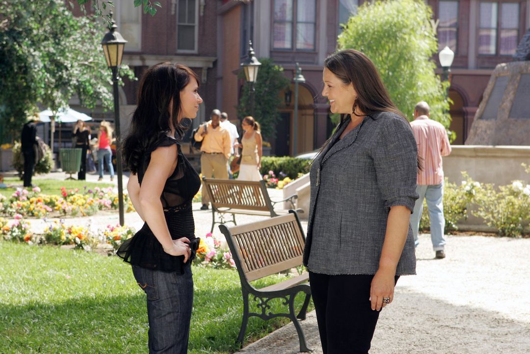 In ihren Visionen hat Melinda (Jennifer Love Hewitt, l.) ein Haus gesehen, das sie mit Delias (Camryn Manheim, r.) Hilfe ausfindig machen kann ... - Bildquelle: ABC Studios