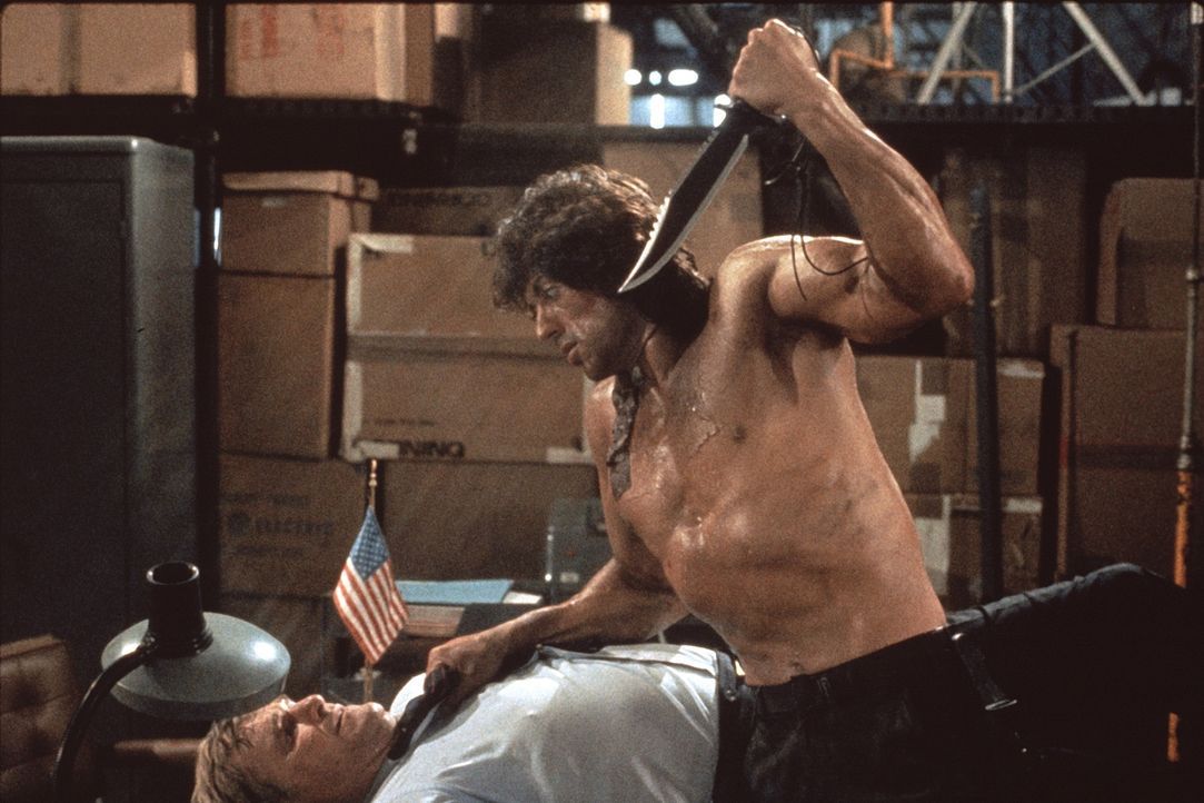John Rambo (Sylvester Stallone, r.) wird für eine Top-Secret Mission im vietnamesischen Dschungel aus dem Gefängnis freigelassen ... - Bildquelle: 1985 STUDIOCANAL. All Rights Reserved.