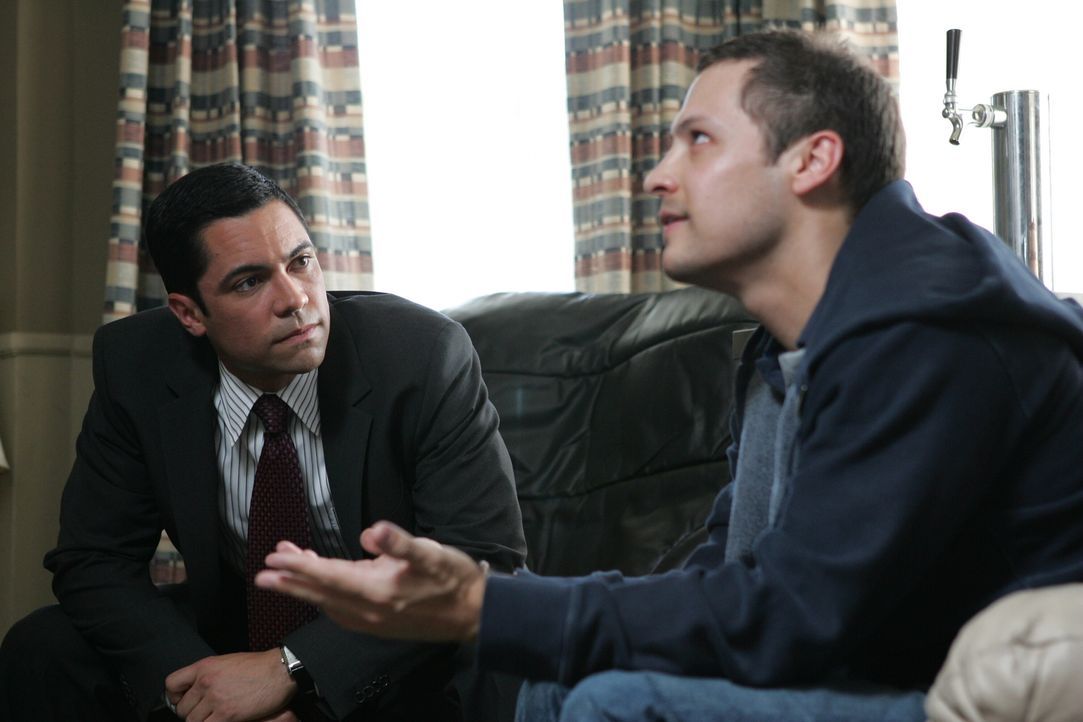 Hat Manny (Nick Wechsler, r.) etwas mit dem Tod von Lindsay zu tun? Scott (Danny Pino, l.) geht dem auf den Grund ... - Bildquelle: Warner Bros. Television