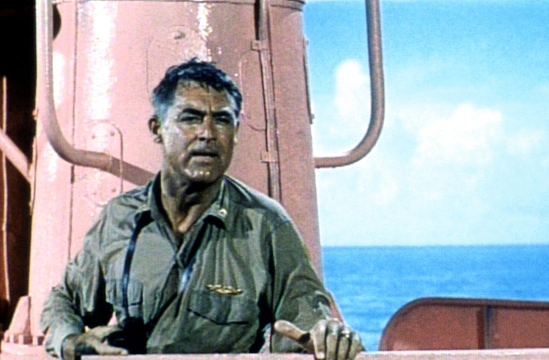 Dass er einmal Kapitän eines rosaroten U-Bootes sein würde, hätte sich Matt Sherman (Cary Grant) nicht einmal im Traum vorstellen können ... - Bildquelle: Universal International Pictures