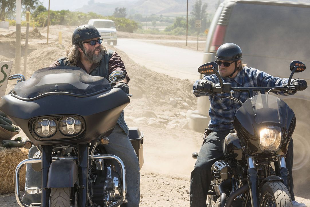 Lohnt sich der Einsatz gegen die Asiaten? Jax (Charlie Hunnam, r.) und Bobby (Mark Boone, l.) gehen ein Risiko ein ... - Bildquelle: Prashant Gupta 2013 Twentieth Century Fox Film Corporation and Bluebush Productions, LLC. All rights reserved.