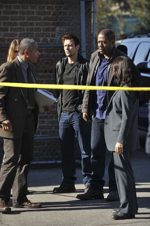 Ermitteln in einem Fall, in dem drei junge Männer in einer Nacht mit einem Baseballschläger ermordet wurden: Gina (Beau Garrett, l.), Detective Rich... - Bildquelle: ABC Studios