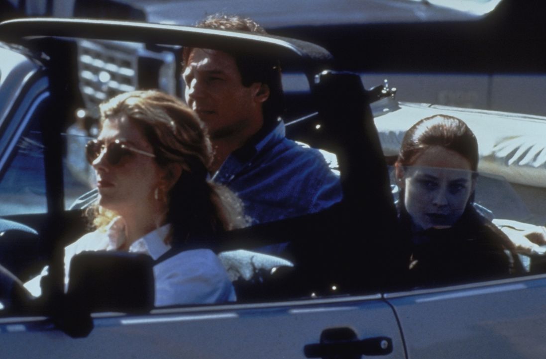 Als die Presse anrückt, fliehen Paula (Richardson Natasha, l.) und Jerome (Liam Neeson, M.) mit Nell (Jodie Foster, r.) in die Klinik. Doch der pl - Bildquelle: 1994 TWENTIETH CENTURY FOX FILM CORPORATION All Rights Reserved.