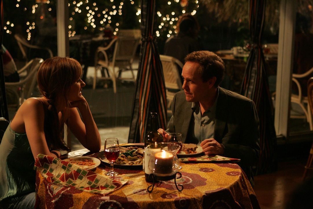 Nach einem harten Arbeitstag gönnen sich Megan (Diane Farr, l.) und Larry (Petr MacNicol, r.) ein gemütliches Abendessen ... - Bildquelle: Paramount Network Television