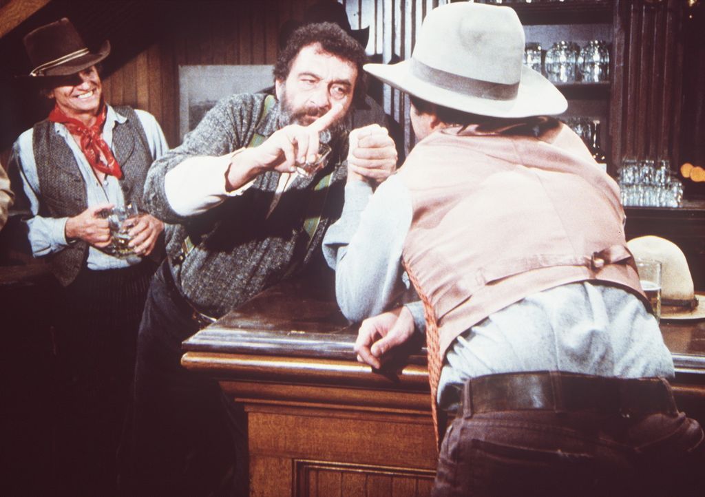 Mr. Edwards (Victor French, M.) misst sich im Saloon beim Armdrücken. - Bildquelle: Worldvision