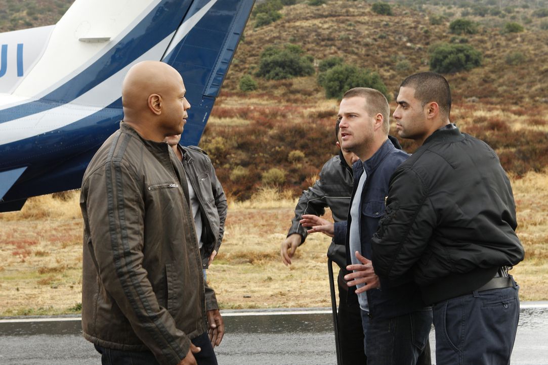Als ein Fahrzeug eines diplomatischen Dienstes mit unbekannter Fracht entführt wurde, müssen Callen (Chris O'Donnell, 2.v.r.) und Sam (LL Cool J, l.... - Bildquelle: CBS Studios Inc. All Rights Reserved.
