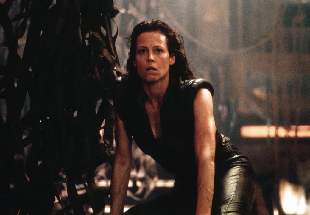 Als Ellen Ripley (Sigourney Weaver) unerwarteter Weise die Tests überlebt, muss sie sich entscheiden, zu welcher Spezies sie sich selbst zählt .. - Bildquelle: 1997 Twentieth Century Fox Film Corporation. All rights reserved
