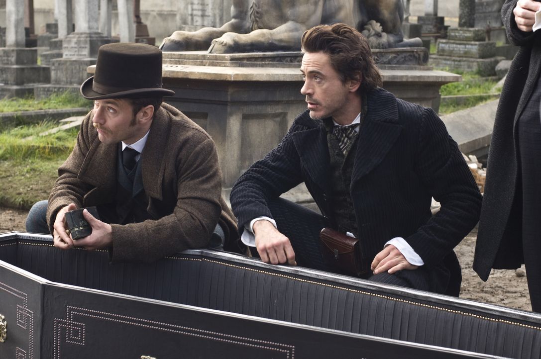 Das Böse ist einfach nicht totzukriegen: Sherlock Holmes (Robert Downey Jr., r.) und Dr. Watson (Jude Law, l.) ... - Bildquelle: © Warner Brothers