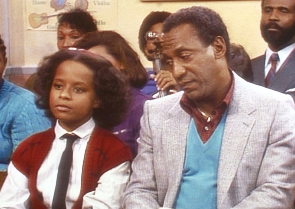 Vanessa (Tempsett Bledsoe, l.) wartet neben Cliff (Bill Cosby, r.) auf ihren Auftritt beim Schülerkonzert. - Bildquelle: Viacom