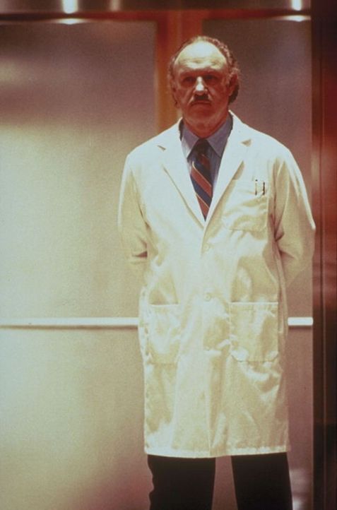 Der geniale, aber skrupellose Neurologe Dr. Myrick (Gene Hackman) rät seinem Kollegen Dr. Luthan, die Sache mit dem verschwundenen Toten ruhen zu la...