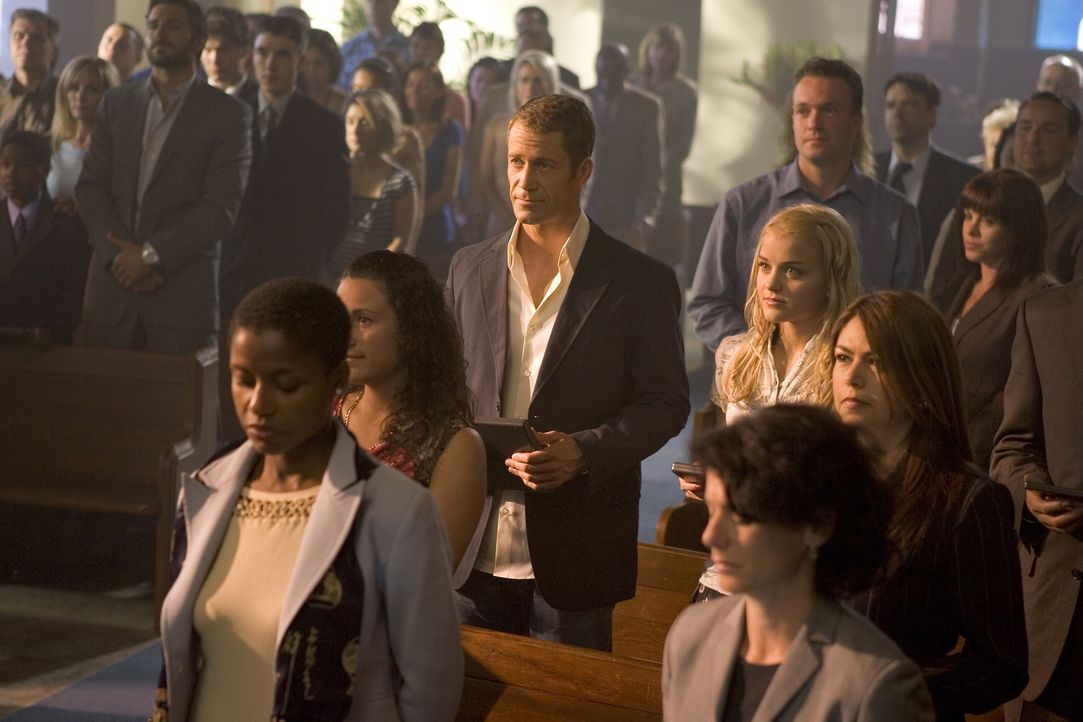 In Eureka (Colin Ferguson, M., Jordan Hinson, M. r.) geschehen mysteriöse Dinge, hinter denen allem Anschein nach eine Kirchenmusikerin steckt ... - Bildquelle: Universal Television