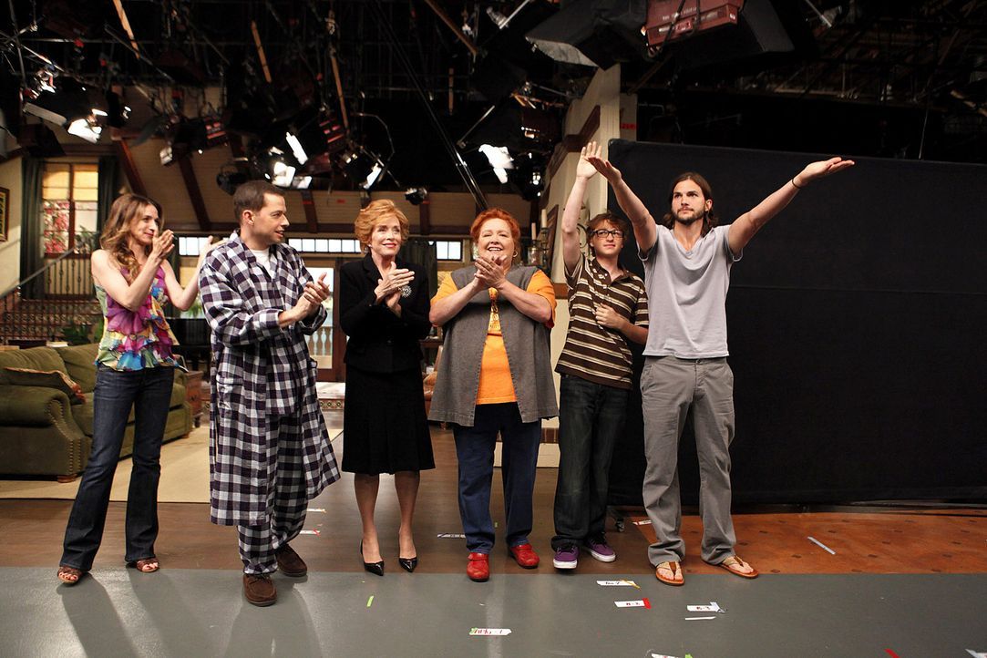 (9. Staffel) - Two and a Half Men: (v.l.n.r.) Judith (Marin Hinkle), Alan (Jon Cryer), Evelyn (Holland Taylor), Berta (Conchata Ferrell), Jake (Angu... - Bildquelle: Warner Brothers Entertainment Inc.