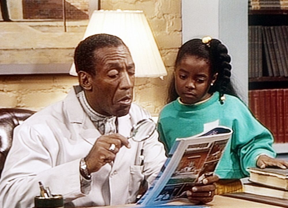 Rudy (Keshia Knight Pulliam, r.) zeigt Cliff (Bill Cosby, l.) die Zeitschrift, in der sie ein herrliches Schmuckstück gefunden hat, das sie ihrer M... - Bildquelle: Viacom
