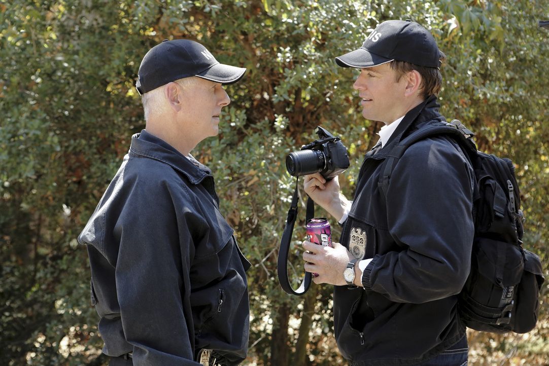 Ermitteln in einem neuen Mordfall: Tony (Michael Weatherly, r.) und Gibbs (Mark Harmon, l.) ... - Bildquelle: CBS Television