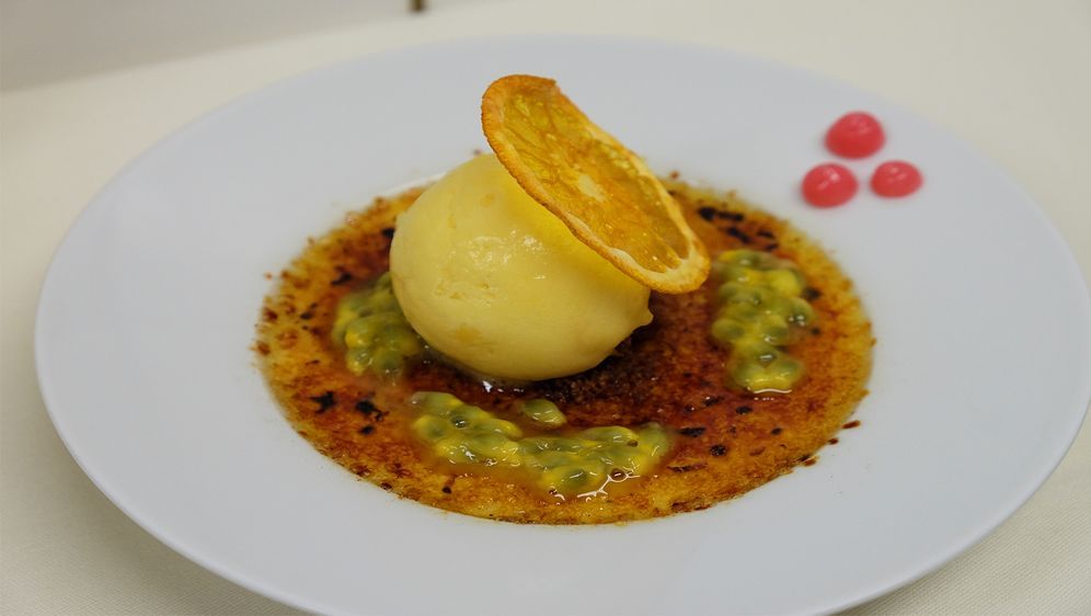 Vanille Crème Brûlée mit frischer Passionsfrucht